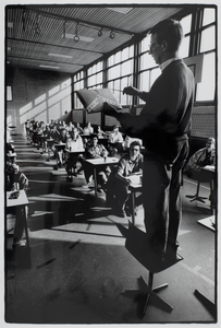 351328 Afbeelding van conrector Jan Vermeulen van het Niels Stensencollege (Amerikalaan 17) te Utrecht die de enveloppe ...